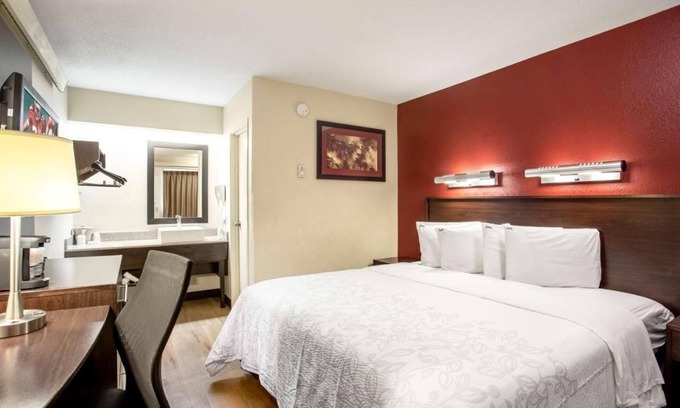 Linthicum Heights House | Convenient Room Near BWI – Steps from Public Transit and Top Restaurants