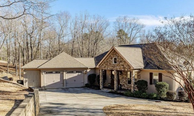 North Augusta House | Convenient to Masters Tournament. Home overlooks golf course/water.