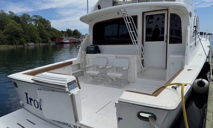 Lunenburg Waterfront Boat Rental | Conveniently located Yacht close to the UNESCO town of Lunenburg, Nova Scotia