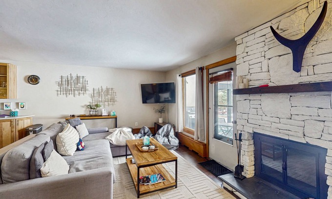Eagle-Vail Condo | Conveniently located condo with full kitchen, fast wifi & next to golf course