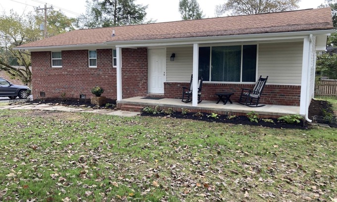 Alcoa House | Conveniently located to Knoxville Airport, Great Smoky Mountains, Univ. TN