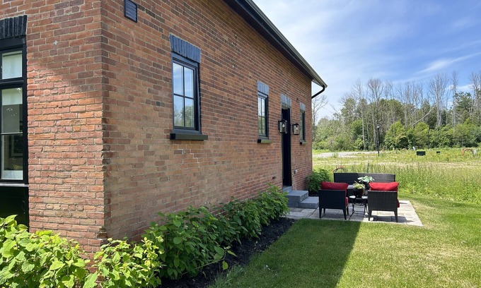 Cobourg Villa | Converted Barn made into a beautiful 2 bedroom retreat overlooking Lake Ontario