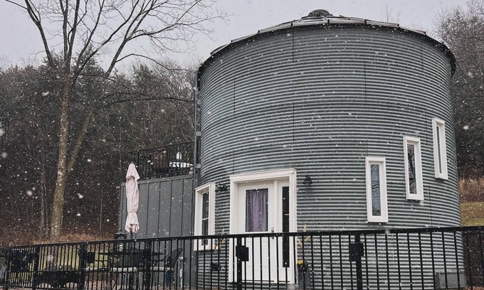 Bluffton House | Converted grain bin/silo guest house right on the Katy Trail.