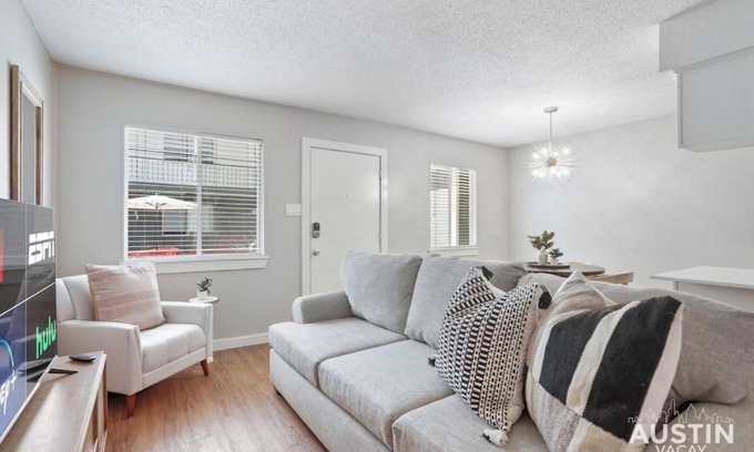 Hyde Park Apartment | Cook and Gather Around in a Fully Equipped Apartment