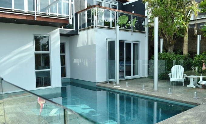 Stanmore Bay Apartment | Cool apartment surrounded by a pool & lovely lush tropical garden.