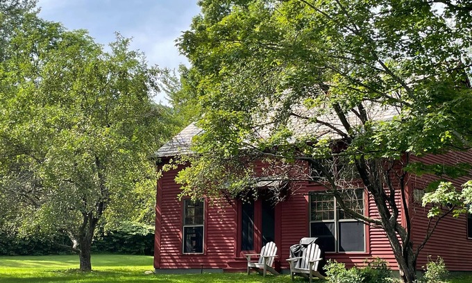 Manchester House | Cool Barn renovation with views. 5 mins to hikes, restaurants, fishing and more!