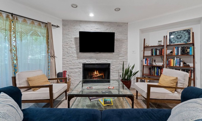 Zilker Condo | Cool Off in Barton Springs Pool Steps from Zilker Park