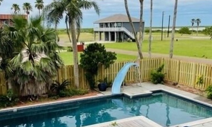 Port Mansfield House | Cool Off with Private Pool! 3 Bedroom, 2 Bathroom. Sleep 12