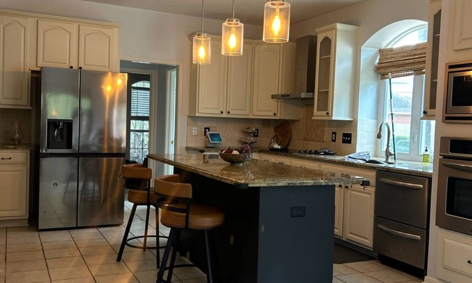 Sugar Land House | Cool Water Vibes Charming 4-bedroom house Sugar Land- complementary mini Bar