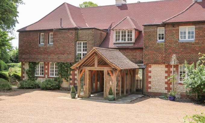 Meonstoke House | COOMBE PLACE HOUSE, pet friendly, luxury holiday cottage in Meonstoke