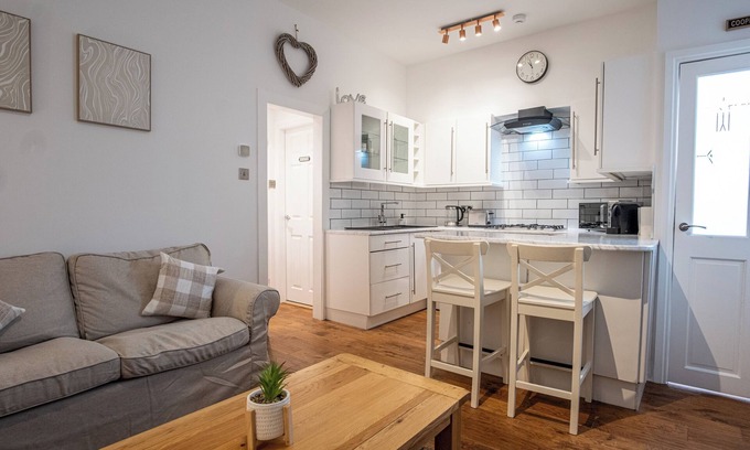 Markinch Apartment | Coopers Croft - 1 Bed Apt, Sleeps 2 with Parking
