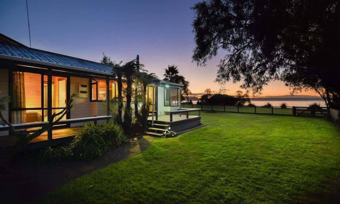 Holdens Bay House | Coopers Lakeside Cabin | Lakefront Escape + Kayaks