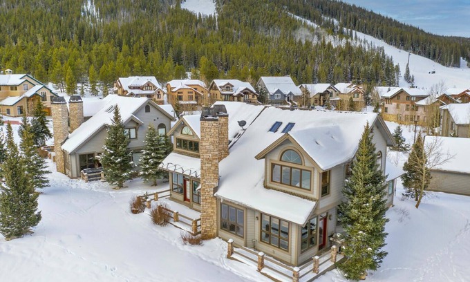 East Village at Copper House | Copper Mt. 4 bd Home, WALK to LIFT, Private HOT TUB, Sleeps 10, W/D, Garage