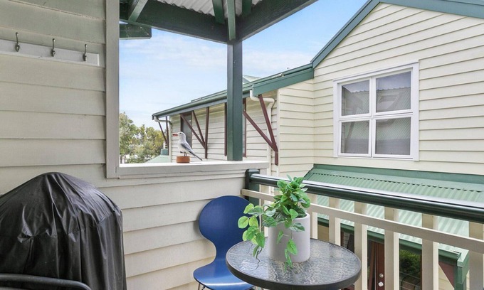 Lorne Apartment | Cora Lynn 13 - Smith