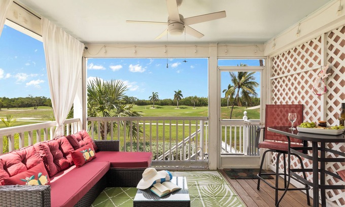 Key West House | Coral Breeze by AvantStay | Close to Beach w/Balcony & Shared Pool!