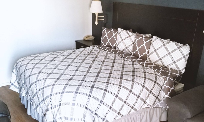 Hutchinson Hotel | Coratel Inn & Suites by Jasper Hutchinson - 1 King Suite with Sofa NS