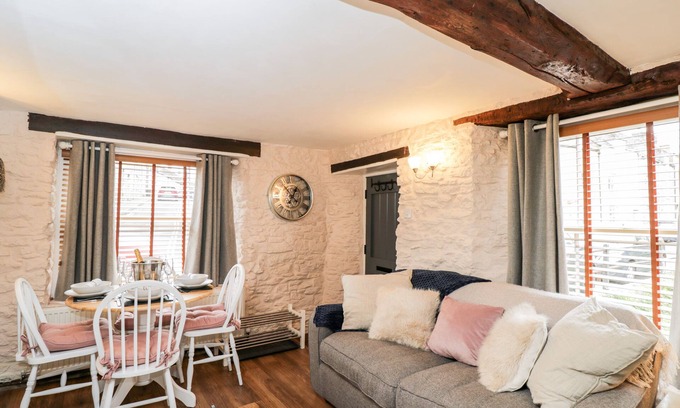 Malmesbury Cottage | Corner Cottage