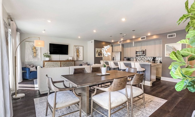 Arts/Warehouse District Condo | Corner Penthouse+Large Private Terrace+Sleeper Sofa