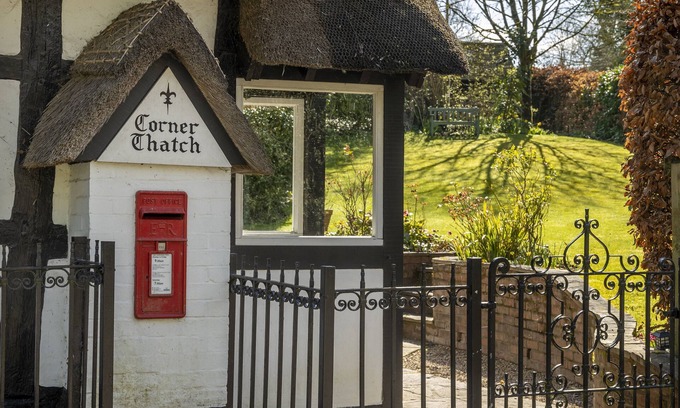 Harvington Cottage | Corner Thatch - a charming cottage that sleeps 4 guests in 2 bedrooms