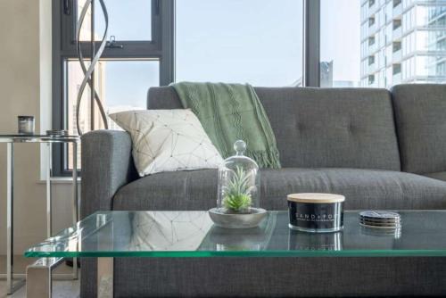 Connaught Apartment | Corner Unit DT Luxury Highrise Condo