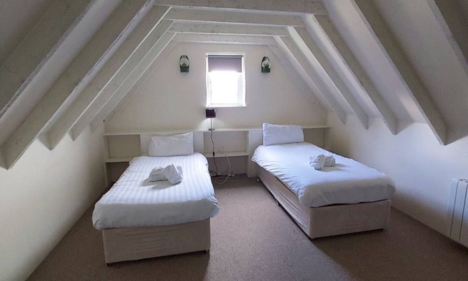 Corofin Cottage | Corofin Lake Cottage No 5 - a two story that sleeps 6 guests in 3 bedrooms