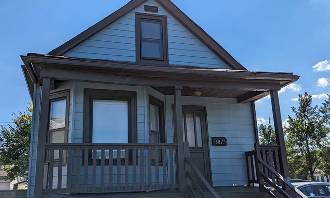 Dunning Cottage | Corporate Housing for Travel Nurses and Interns Located Near O'Hare & Hospitals