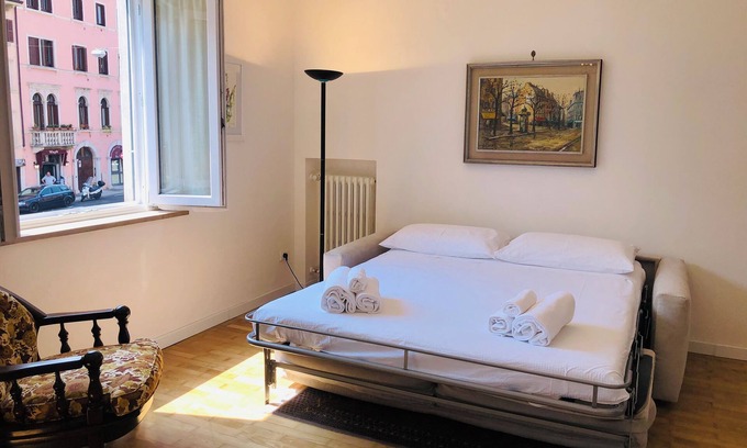 Verona City Centre Apartment | Corso Porta Palio 40, nice apt in Central Verona FREE PARKING! NO ZTL