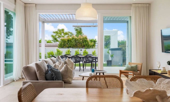 Grey Lynn House | Cosmopolitan Haven with Heated Pool