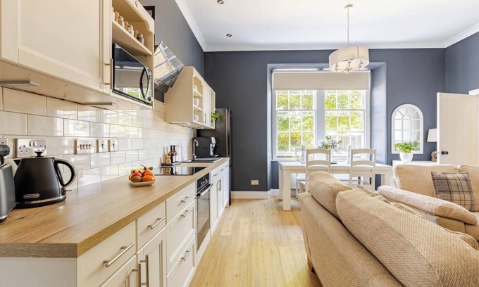 Ayr Cottage | Cosy 2 bed cottage in central Ayr, 10 mins walk to beach or town with parking