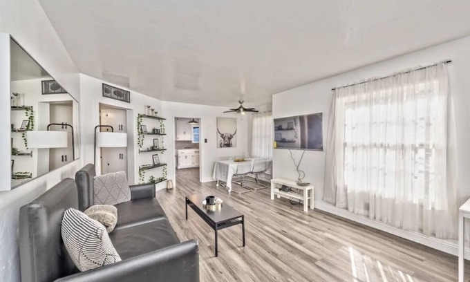 Las Vegas House | Cosy 2 bedroom house with huge backyard. Close to Freemont street