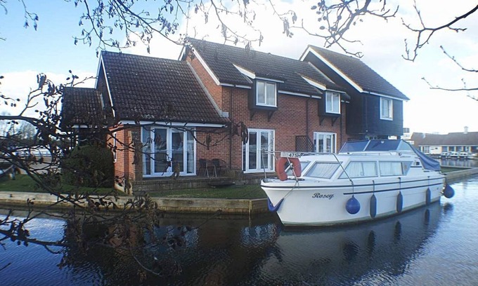 Wroxham Cottage | Cosy and comfortable Riverside Cottage in Wroxham, the Gateway to the Broads