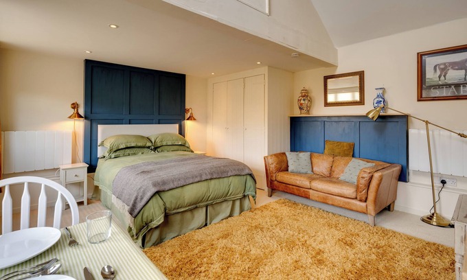 Debenham House | Cosy and Equipped, Pvt Garden, Direct Access to Public Footpath, Dog Friendly.