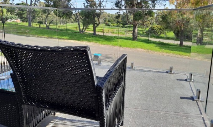 Rowville House | Cosy and stylish 4BR home with balcony over looking golf course!