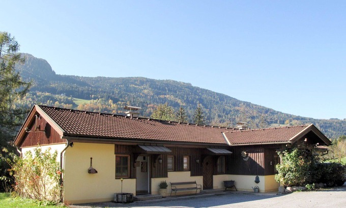 Treffen Villa | Cosy apartment in villa for 4 guests with WIFI, TV, terrace, pets allowed and parking