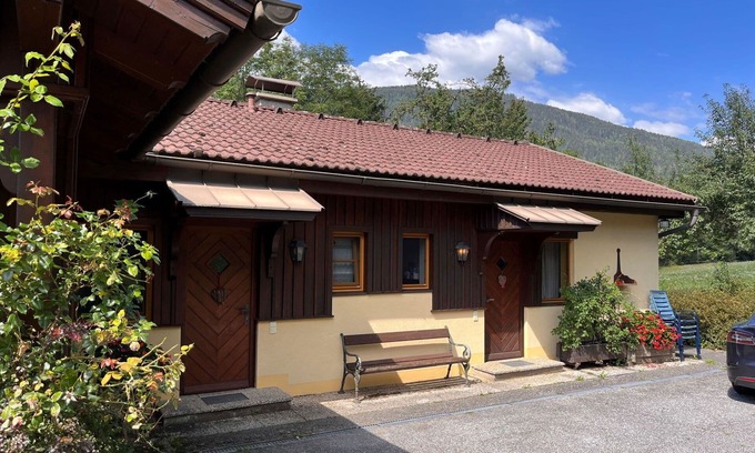 Treffen Villa | Cosy apartment in villa for 4 guests with WIFI, TV, terrace, pets allowed and parking