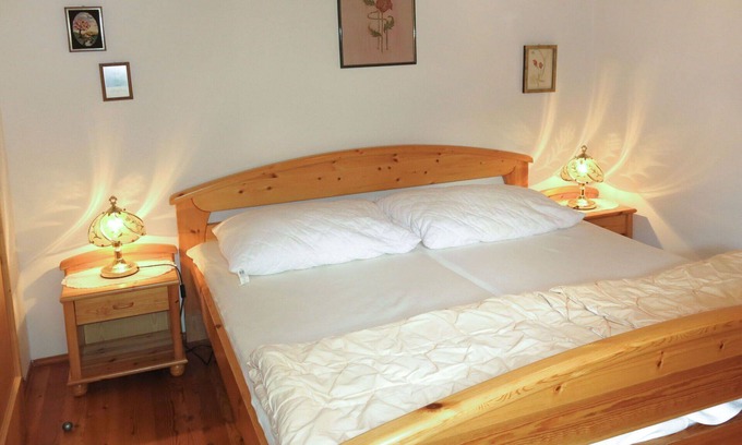 Treffen Villa | Cosy apartment in villa for 4 guests with WIFI, TV, terrace, pets allowed and parking