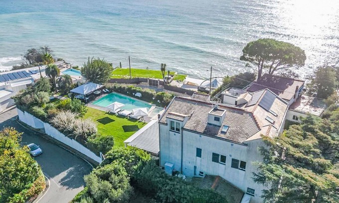 Albisola Superiore Apartment | Cosy apartment for 6 guests with WIFI, pool, TV, patio, pets allowed and parking