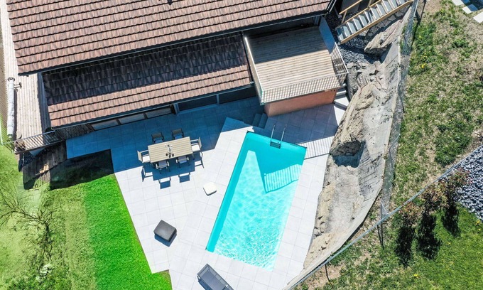 Collombey-Muraz Apartment | Cosy apartment for 4 people with WIFI, pool, TV, terrace, pets allowed and panoramic view