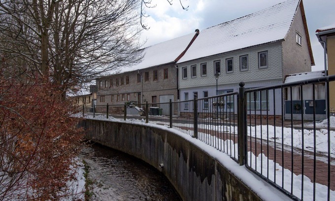 Suhl Apartment | Cosy apartment for 4 guests with WIFI, TV, patio, pets allowed and parking