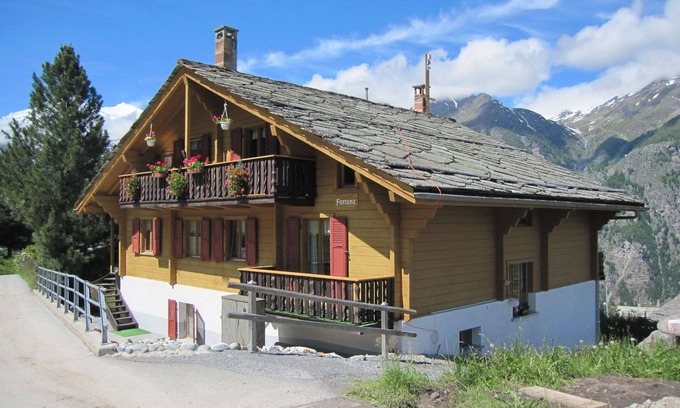 Graechen Apartment | Cosy apartment for 4 people with WIFI, TV, patio, pets allowed and parking