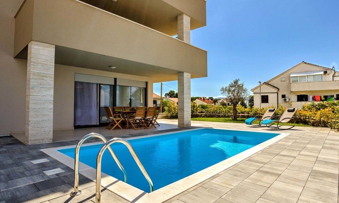 Vantacici Apartment | Cosy apartment for 6 guests with A/C, private pool, WIFI, TV and terrace