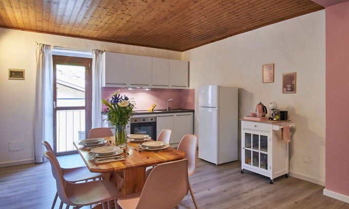 Claino Con Osteno Apartment | Cosy apartment for 6 guests with WIFI, TV, pets allowed and parking