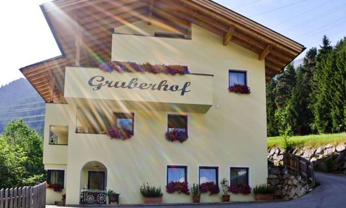 Sankt Anton am Arlberg Villa | Cosy apartment in villa for 4 guests with WIFI, TV and pets allowed