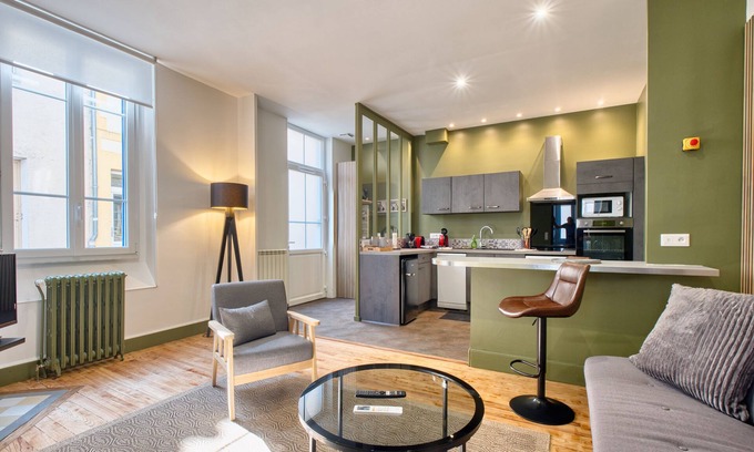 Eymet Apartment | Cosy apartment in Eymet – Air-conditioned, for 2 people, steps away from restaurants and the village