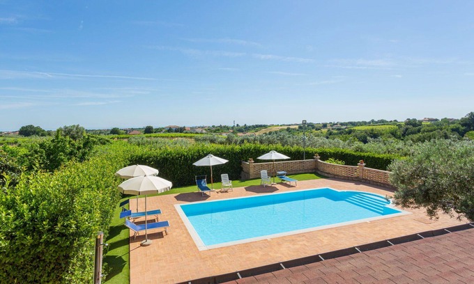 Crecchio House | Cosy apartment in villa for 4 guests with WIFI, pool, TV, terrace, pets allowed and parking