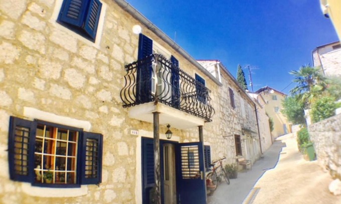 Vrsar House | Cosy artistic stone house