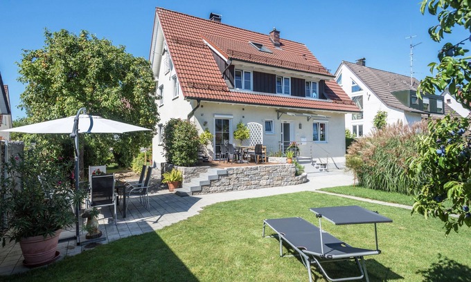 Eriskirch Apartment | Cosy Attic Apartment “Haus Sonnenschein” with Wi-Fi, Terrace & Garden