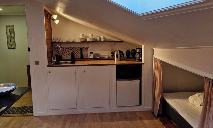 Ryggur Apartment | Cosy big room with minikitchen in charming Miðvágur