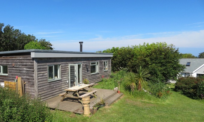 Mortehoe Cabin | cosy cabin, sleeps 6 close to coast path, pubs and beaches
