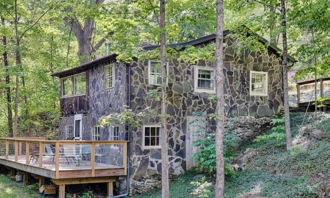 Woodstock Cabin | Cosy Catskills Cabin, minutes to Woodstock Village.